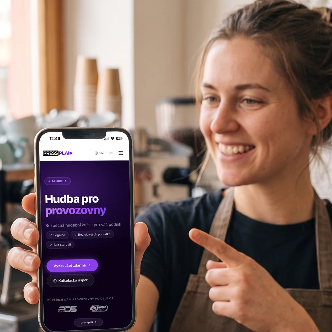 Barista v kavárně ukazuje aplikaci PressPLAI v telefonu