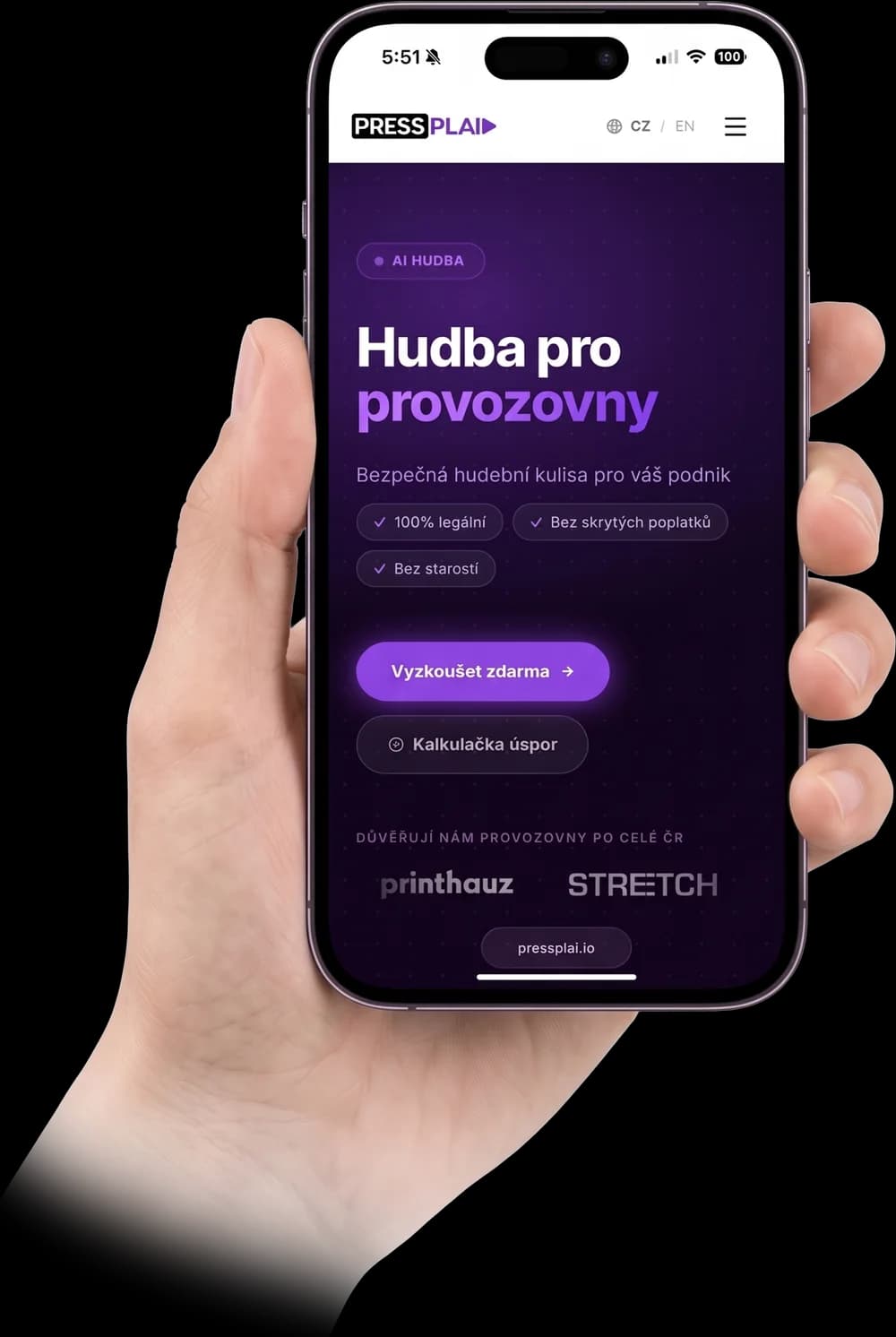 Ruka drží telefon s aplikací PressPLAI