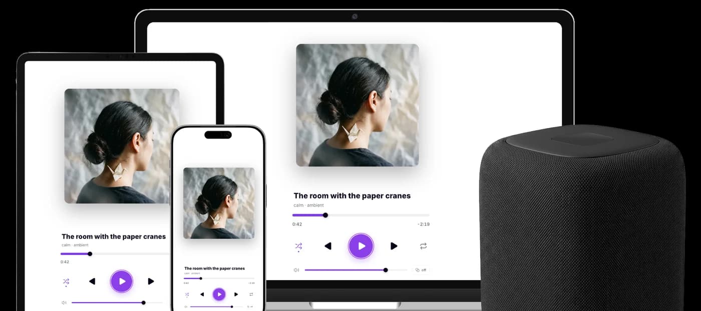 Přehrávač PressPLAI na tabletu, telefonu a počítači vedle reproduktoru